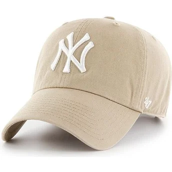 Beige gebogene Kappe mit weißem Logo der New York Yankees MLB Clean Up von 47 Brand