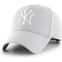 cepice-zaoblena-seda-snapback-plata-new-york-yankees-mlb-47-brand
