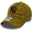 gelbe-verstellbare-gebogene-kappe-mit-schwarzem-new-york-yankees-mlb-logo-9forty-engineered-fit-von-new-era