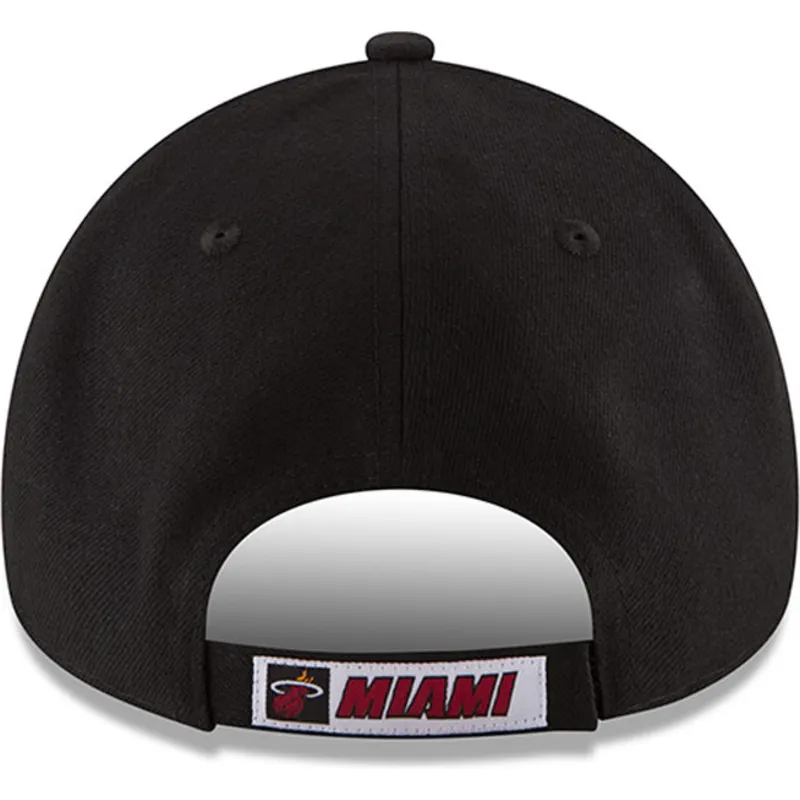 svart-justerbar-kurvad-keps-9forty-the-league-fran-miami-heat-nba-av-new-era