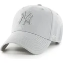 grau-gebogener-kappe-mit-grauem-new-york-yankees-logo-mlb-clean-up-ultra-basic-von-47-brand