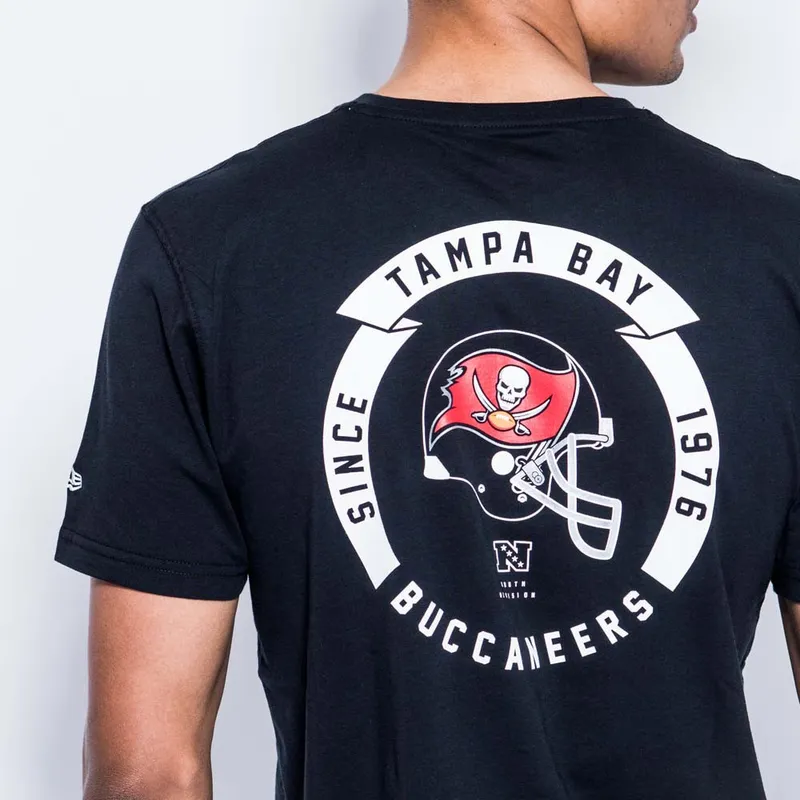 tricka-kratky-rukav-cerna-helmet-tampa-bay-buccaneers-nfl-new-era