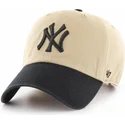 beigefarbene-gebogene-kappe-mit-schirm-und-schwarzem-logo-der-new-york-yankees-mlb-clean-up-two-tone-von-47-brand