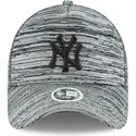 new-era-curved-brim-schwarzes-logo-9forty-engineerot-fit-new-york-yankees-mlb-adjustable-cap-grau