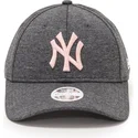 gra-justerbar-kurvad-keps-med-rosa-logotyp-9forty-tech-jersey-fran-new-york-yankees-mlb-av-new-era