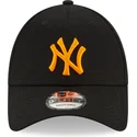 verstellbare-schwarze-kappe-mit-gebogenem-schirm-und-orangem-logo-9forty-league-essential-neon-der-new-york-yankees-mlb-von-new-