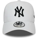 cepice-zaoblena-zadne-zvire-bila-snapback-essential-a-frame-new-york-yankees-mlb-new-era