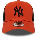rote-trucker-kappe-mit-schwarzem-logo-league-essential-a-frame-der-new-york-yankees-mlb-von-new-era