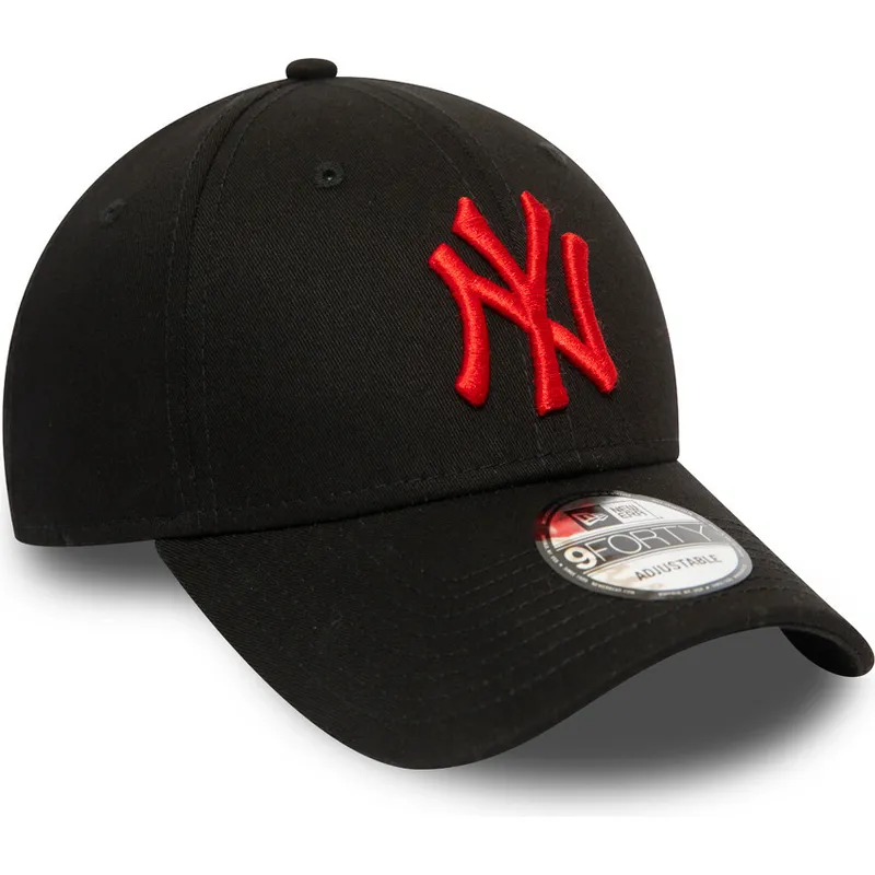 svart-bojd-justerbar-keps-med-rod-logotyp-9forty-league-essential-fran-new-york-yankees-mlb-av-new-era