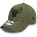 verstellbare-grune-kappe-mit-gebogenem-schirm-und-schwarzem-logo-9forty-league-essential-der-chicago-bulls-nba-von-new-era