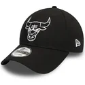 justerbar-svart-bojd-keps-med-vit-logotyp-9forty-league-essential-chicago-bulls-nba-fran-new-era