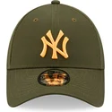 verstellbare-grune-curved-cap-mit-orangem-logo-9forty-league-essential-der-new-york-yankees-mlb-von-new-era