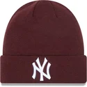 cepice-cervena-cuff-beanie-league-essential-new-york-yankees-mlb-new-era