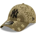 verstellbare-grune-9forty-kappe-mit-gebogenem-schirm-und-paisley-muster-der-new-york-yankees-mlb-von-new-era