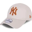 beige-verstellbare-gebogene-kappe-fur-kleinkinder-mit-braunem-logo-9forty-league-essential-der-new-york-yankees-mlb-von-new-era