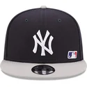 marineblaue-und-graue-flache-snapback-kappe-9fifty-team-arch-der-new-york-yankees-mlb-von-new-era