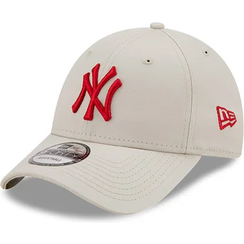 Beige justerbar böjd keps med röd logotyp 9FORTY League Essential New York Yankees MLB från New Era