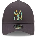 graue-verstellbare-curved-cap-9forty-camo-infill-der-new-york-yankees-mlb-von-new-era