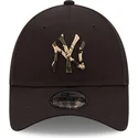 schwarze-verstellbare-kappe-mit-gebogenem-schirm-und-braunem-logo-9forty-camo-infill-der-new-york-yankees-mlb-von-new-era