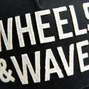 schwarze-snapback-cap-classic-ww22-von-wheels-and-waves-mit-gebogenem-schirm