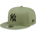 cepice-rovna-zelena-snapback-9fifty-league-essential-new-york-yankees-mlb-new-era