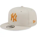 cepice-rovna-bezova-snapback-9fifty-league-essential-new-york-yankees-mlb-new-era