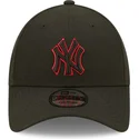 new-york-yankees-mlb-9forty-neon-pack-repreve-schwarze-snapback-cap-mit-gebogenem-schirm-und-rotem-logo-von-new-era