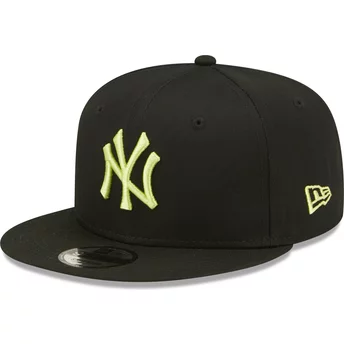 New Era Flat Brim Green Logo 9FIFTY League Essential New York Yankees MLB Black Snapback Cap