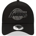 svart-truckerkeps-med-svart-logotyp-9forty-a-frame-tonal-los-angeles-lakers-nba-fran-new-era