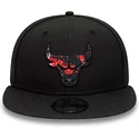 schwarze-snapback-kappe-mit-rotem-logo-9fifty-print-infill-der-chicago-bulls-nba-von-new-era