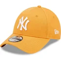 9forty-league-essential-new-york-yankees-mlb-verstellbare-orangefarbene-kappe-mit-gebogenem-schirm-von-new-era