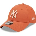 cepice-zaoblena-oranzova-nastavitelny-9forty-league-essential-new-york-yankees-mlb-new-era