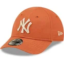 verstellbare-orangefarbene-curved-cap-fur-kleinkinder-mit-beigem-logo-9forty-league-essential-der-new-york-yankees-mlb-von-new-e