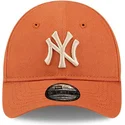 verstellbare-orangefarbene-curved-cap-fur-kleinkinder-mit-beigem-logo-9forty-league-essential-der-new-york-yankees-mlb-von-new-e