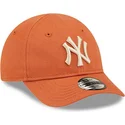 verstellbare-orangefarbene-curved-cap-fur-kleinkinder-mit-beigem-logo-9forty-league-essential-der-new-york-yankees-mlb-von-new-e