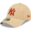beige-verstellbare-kinderkappe-mit-gebogenem-schirm-und-braunem-logo-9forty-league-essential-der-new-york-yankees-mlb-von-new-er