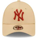 beige-verstellbare-kinderkappe-mit-gebogenem-schirm-und-braunem-logo-9forty-league-essential-der-new-york-yankees-mlb-von-new-er