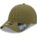 grune-snapback-cap-mit-gebogenem-schirm-und-grunem-logo-9forty-repreve-der-new-york-yankees-mlb-von-new-era