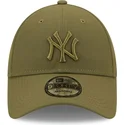 grune-snapback-cap-mit-gebogenem-schirm-und-grunem-logo-9forty-repreve-der-new-york-yankees-mlb-von-new-era
