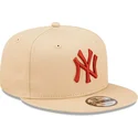 cepice-rovna-bezova-snapback-9fifty-league-essential-new-york-yankees-mlb-new-era