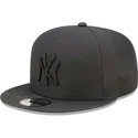 schwarze-snapback-kappe-mit-flachem-schirm-und-schwarzem-logo-9fifty-gore-tex-der-new-york-yankees-mlb-von-new-era