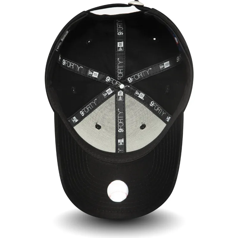 schwarze-gebogene-verstellbare-kinderkappe-mit-schwarzem-logo-9forty-league-essential-von-new-york-yankees-mlb-von-new-era