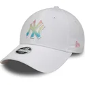 verstellbare-weisse-damenkappe-mit-gebogenem-schirm-und-mehrfarbigem-logo-9forty-ombre-infill-der-new-york-yankees-mlb-von-new-e