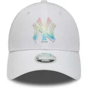 verstellbare-weisse-damenkappe-mit-gebogenem-schirm-und-mehrfarbigem-logo-9forty-ombre-infill-der-new-york-yankees-mlb-von-new-e