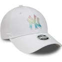verstellbare-weisse-damenkappe-mit-gebogenem-schirm-und-mehrfarbigem-logo-9forty-ombre-infill-der-new-york-yankees-mlb-von-new-e