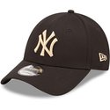 new-era-curved-brim-9forty-league-essential-new-york-yankees-mlb-black-adjustable-cap-with-beige-logo