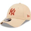 beige-verstellbare-kappe-mit-gebogenem-schirm-und-braunem-logo-9forty-league-essential-der-new-york-yankees-mlb-von-new-era