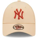 beige-verstellbare-kappe-mit-gebogenem-schirm-und-braunem-logo-9forty-league-essential-der-new-york-yankees-mlb-von-new-era