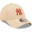beige-verstellbare-kappe-mit-gebogenem-schirm-und-braunem-logo-9forty-league-essential-der-new-york-yankees-mlb-von-new-era