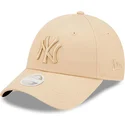 beige-verstellbare-damen-cap-mit-gebogenem-schirm-und-beigem-logo-9forty-league-essential-der-new-york-yankees-mlb-von-new-era